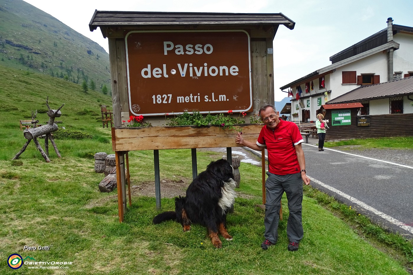 05 Al Passo del Vivione (1827 m) con Liuk, bovaro del bernese del Rifugio.JPG -                                